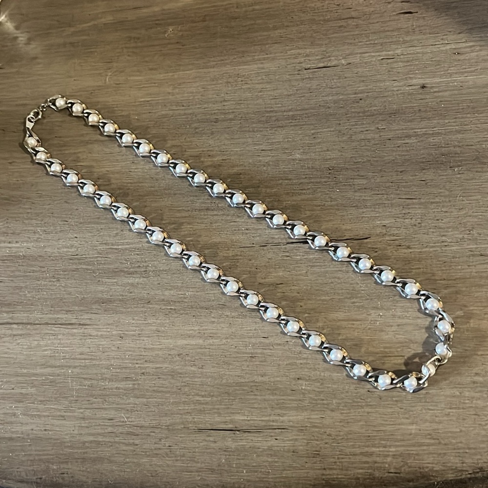 FASHION FAUX PEARL BEADED SILVER AND GOLD TONE CHAIN STATEMENT NECKLACE - Picture 5 of 7